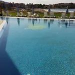 Toma's - Front Hotel