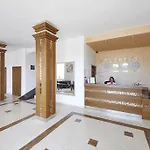 Toma's - Front Hotel