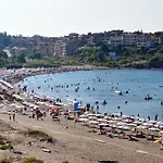 Toma's - Front Hotel