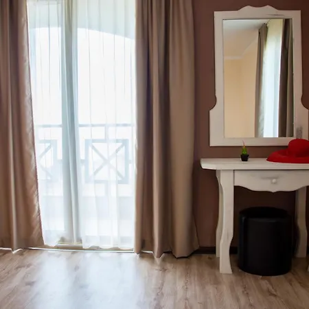 מלון Toma's - Front