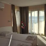 Toma's - Front Hotel
