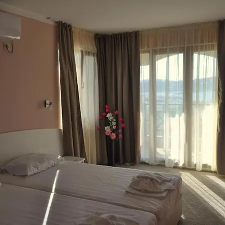 Toma's - Front Hotel