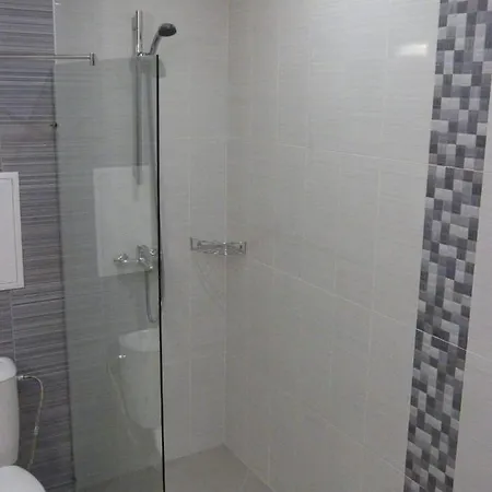 Toma's - Front Hotel