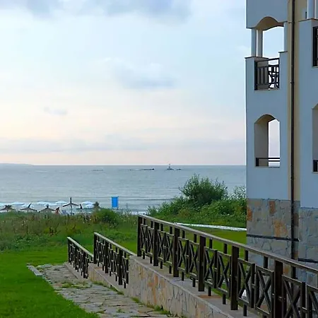 Toma's - Front Hotel