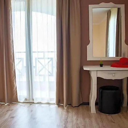 Toma's - Front Hotel 2*