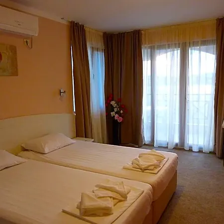 Toma's - Front Hotel 2*