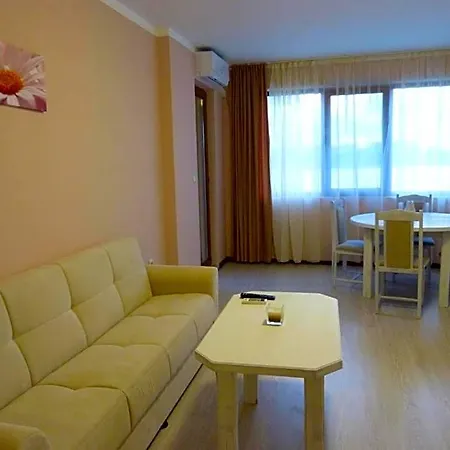 Toma's - Front Hotel