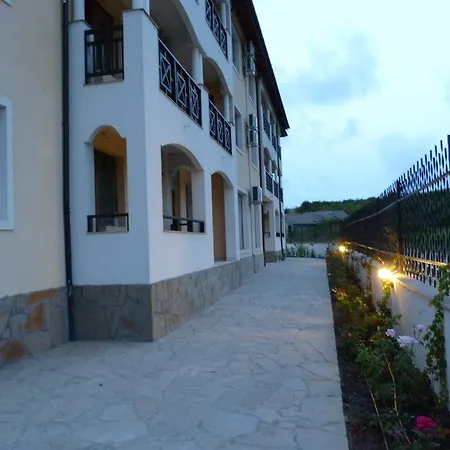 Toma's - Front Hotel 2*