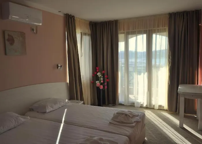 Toma's - Front Hotel