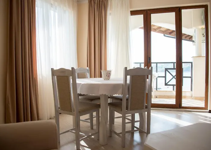 Toma's - Front 2* 茨雷沃