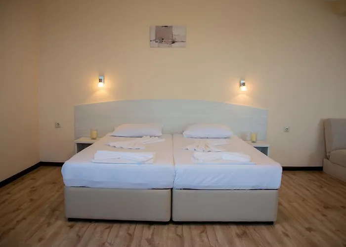 Toma's - Front Hotel